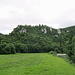 Kalkzähne ragen über der Donau-Au aus dem Wald und oben auf dem Sporn die Burg Wildenstein