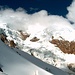 Der Illimani hüllt sich häufig in den Wolken, links unten einige Kreuze für verunfallte Bergsteiger