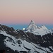 Einige Zeit später - kurz vor dem Sonnenaufgang - versteckt sich der Mond hinter dem Matterhorn