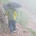 Die Nepalfraktion mit Turnschuhen und Regenschirm