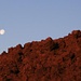 Mond über von der Morgensonne beschienenen Lava