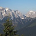 Östliche Karwendelspitze, rechte Bildhälfte Mitte Wörner, ganz rechts im Hintergrund die Zugspitze