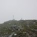 Die beiden Gipfelkreuze des Gärsthorns tauchen aus dem Nebel auf...