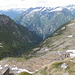 La valle di Larèchia e, sull'altro lato, quella di Cranzünasc. In basso, sulle sassose praterie dell'Alpe Fiorasca, i due nuclei di Cascine di Pièi e dell'Alpe Fiorasca