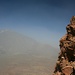 Blick vom Felsband zum Teide im Saharasand