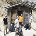 Sven, Adi, Martin und Marco an der kleinen Hütte am Schlauchkarsattel.