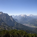 Am Wörnersattel bietet sich ein wirklich herrliches Panorama auf das Wettersteingebirge im Westen.
