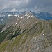 Blick über die Zwickspitzen zur Wannenspitze (Karlespitze). Im Hintergrund die Hornbachkette der Allgäuer Alpen.
