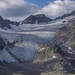 Piz Sesvenna mit Gletscher. Unser Weg führte zur Scharte im rechten oberen Teil des Gletschers und von dort in Blockkletterei zum Gipfel. [http://f.hikr.org/files/1134349.jpg Bild in Originalgröße]