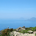 Aussicht vom Monte Fossa delle Felci. Im Dunst Filicudi und Alicudi sichtbar.