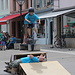 Ein junger Local macht einen Stunt