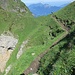 Der Alpinwanderweg verläuft fast immer hart am Abgrund.