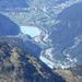 Tiefblick von der Scharte (P. 2719) unterhalb des Gipfels auf die Staubecken zwischen Gaschurn und Partenen