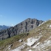 Blick auf das Wetterkreuz im Aufstieg zur Hinteren Steinkarspitze