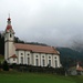 Die imposante Kirche im grünen Talgrund bei Schattdorf