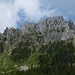 Gastlosen NW-Flanke im Detail: links der Abstieg vom Col des Moutons, in der Mitte die Aufstiege zu Gastlosenspitze und Marchzähnen