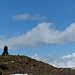 La vetta del Pizzo di Cadrèigh è sorvegliata da una marmotta. A destra è visibile il Piz Terri.