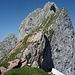 Dent de Ruth E-Grat: in der unteren Hälfte dominiert Gras, in der oberen Fels. Links der Dent de Savigny (Foto vom 17.6.2012)