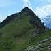 Schafleger von Punkt 1969: Dem Grat entlang bis an die Gipfelfelsen des (Vor-)Gipfels.