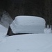 Irre: Wie kann diese Schneemasse auf einer Dachflanke der kleinen Hütte bloß halten?