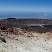 Blick in den kleinen Krater;
links Teile des Aufstiegweges, dahinter Montaña de Guajara