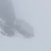 die Mönchsjochhütte taucht aus dem Nebel auf