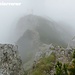 Unvermutet taucht das Gipfelkreuz des Pfaffenstein aus dem Nebel auf