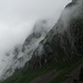 Wolkenverhangene Bergflanken auf der Alp Tesel.