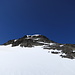 Auf dem NE-Grat des Chüealphorns. Das erste Stück kann noch auf Schnee aufgestiegen werden, dann geht es in einfachem Blockgelände bis zum Gipfelgrat, dessen Wächte hier bereits zu sehen ist