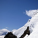Die Wächte am Gipfelgrat des Chüealphorns ist noch mehrere Meter stark. Das dauert noch eine Weile, bis aller Schnee weg ist...