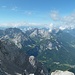 Eindrucksvolle Blicke eröffnen sich vom Gipfel: hier zum westl. Teil der Mieminger