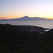 Abschied: Hafen und Inselhauptstadt San Sebastian de La Gomera mit dem Teide im Morgenlicht