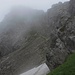 Der Weiterweg in den Felsen hoch zum Krähengrat.<br /><br />La salita tra le rocce alla cresta della Krähe