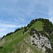 Blick vom Vorgipfel zum Gipfel des Raabergs. Die direkte Route durch die steile Grashalde führt zum Ziel.