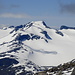 Am Glittertind - Zoom zu Galdhøppigen, Keilhaus topp und Svellnose. Nördlich (rechts) ist der Gletscher Styggebreen zu sehen. Vorn ist auch ein "T" - das typische Wegmarkierungszeichen in Norwegen - zu erkennen. Foto vom 18.06.2013, während unserer Glittertind-Tour.