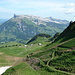 Schrattenfluh von hinten mit den Karrenfelder, links der Schibengütsch. Im Vordergrund die Alp Ober Läger und der Aufstiegsweg