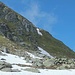 Blauberg Südflanke: Aufstieg von der Sunnig Lücke bis über das Schneefeld, knapp oberhalb diesem nach links und der Horizontlinie nach an den Gipfelgrat.