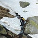 Schneefeldsurfing im Valle delle Rive – bis das Tal zu eng und die Schneedecke dadurch zu stark unterhöhlt wurde: Nach dem queren des Bachs (an einer Stelle wo das Schneefeld kurz unterbrochen wurde) Abstieg über den Weiderücken nördlich des Bachs nach Borch.