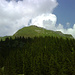 Als himmelhoher,grüner Grasbuckel präsentiert sich die Geißspitze von der Lindauer Hütte aus.