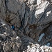 [u Kreier] in der Felsrinne, die vom Blaueis in die Blaueisscharte hinauf führt. Stellenweise sind die Fixseile recht angenehm.