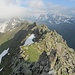 Der Valzifenzer Grat hinüber zur Rotbühelspitze (in Wolken) wirkt von hier recht einladend