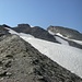 Der Gipfelanstieg zum Piz Tomül. Man sieht im Vordergrund die Wegspuren. Ab und zu muss man noch etwas über den Schnee.
