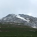 Rückblick auf den Wissberg, bevor das Gewitter kam. Am rechten Bildrand ist der Klettergarten. Für den Gipfelsturm querten wir über dem Klettergarten, doch gerade noch unterhalb des langen Schneefelds nach links und blieben dann im Aufstieg in der Flanke auf der linken Seite des Schneefelds.