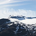 Am Skautkampan - Ausblick zu Galdhøppigen, Keilhaus topp und Svellnose. Nördlich (rechts) der Berge erstreckt sich der Gletscher Styggebreen. Foto vom 18.06.2013, während unserer Glittertind-Tour.