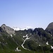Zwischen Rübespitz(2787m)-links und Eselskopf(oder Testa d'Assino,2839m)-rechts, es zeigt sich Hochfeiler(3510m) und Hoher Weißzint(3371m).