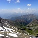 Blick Richtund Westen,ins Burgumerbach mit Sterzinger Hutte(2344m) mit Weißspitze(oder Punta Bianca,2714m) und Stubaier Alpen dahinter, links Kramerspitze(2943m), rechts Großbergspitze(2700m).