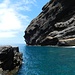 eine malerische Bucht: Playa de Masca;
links: Felsband ins Meer hinaus zur Anlegestelle 