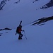 Skier buckelnd oberhalb der Hütte
