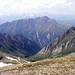 Zoom zum Weißspitze/Punta Bianca (2714m),Hühnerspiel/ Cima Gallina (2748m) und Rollspitze / Cima Rolle (2806m)-mitte in Vordergrund,mit Stubaier Alpen dahinter.<br />