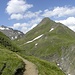 In Abstieg zur Labisebenalm, Wilde Kreuzspitze-links im Hintergrund und Ehrenpolspitze-mitte. 
